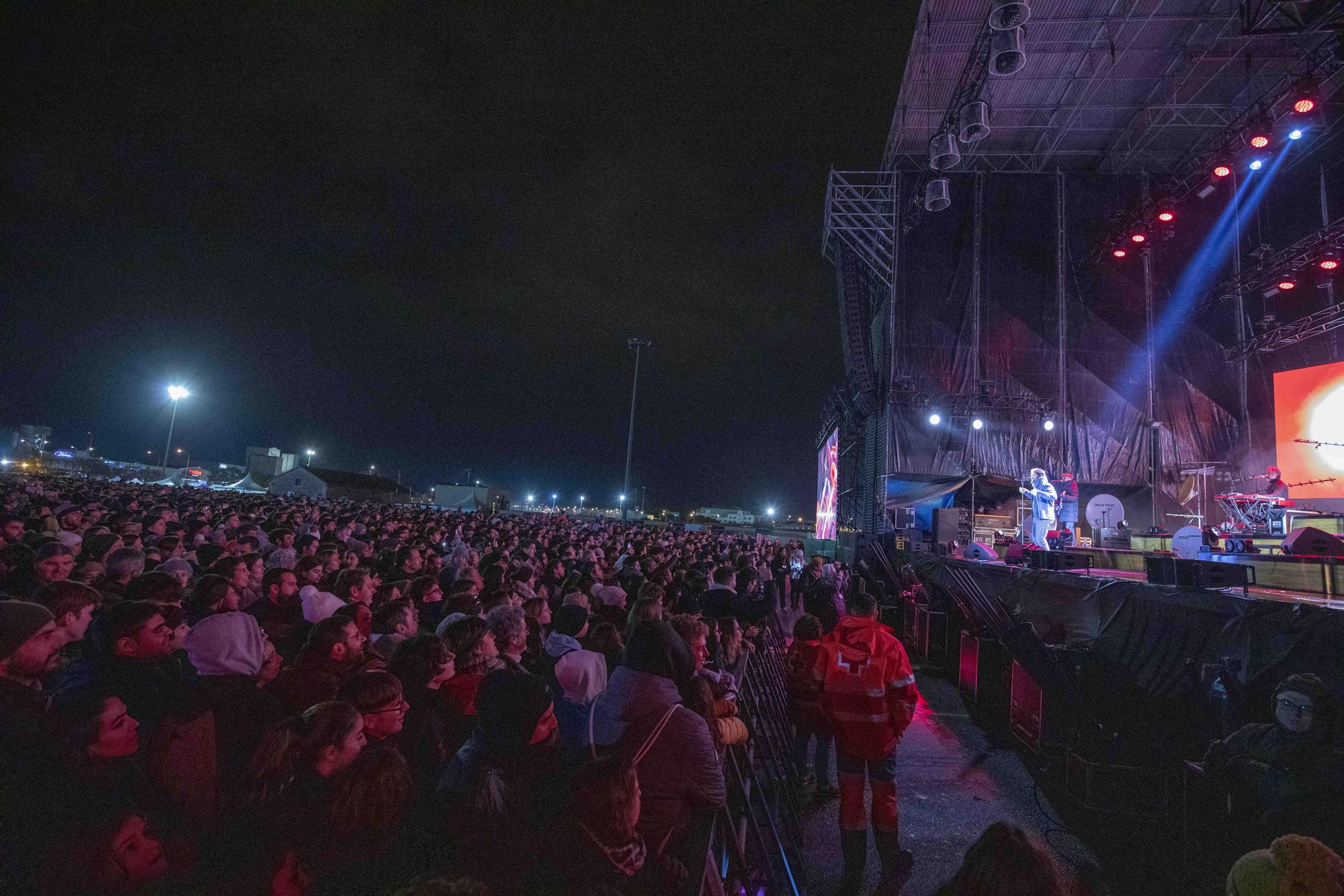 Miles de personas desafían al frío para ver el concierto de Antònia Font en Palma