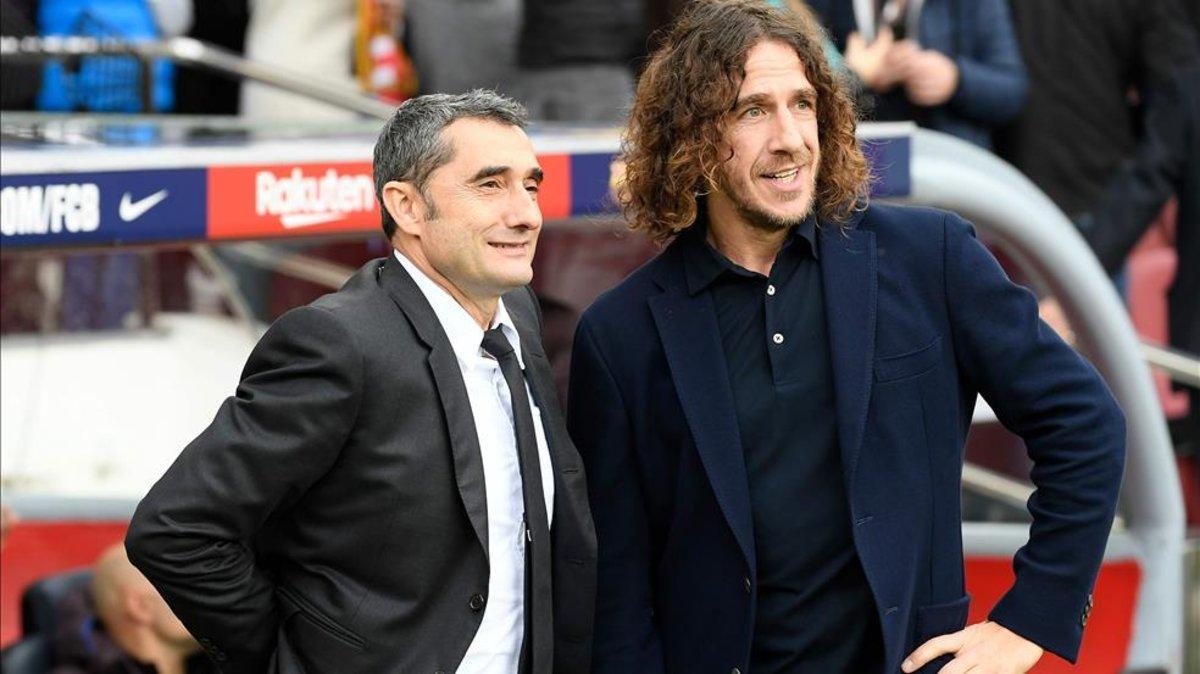 Valverde, con Puyol antes del partido