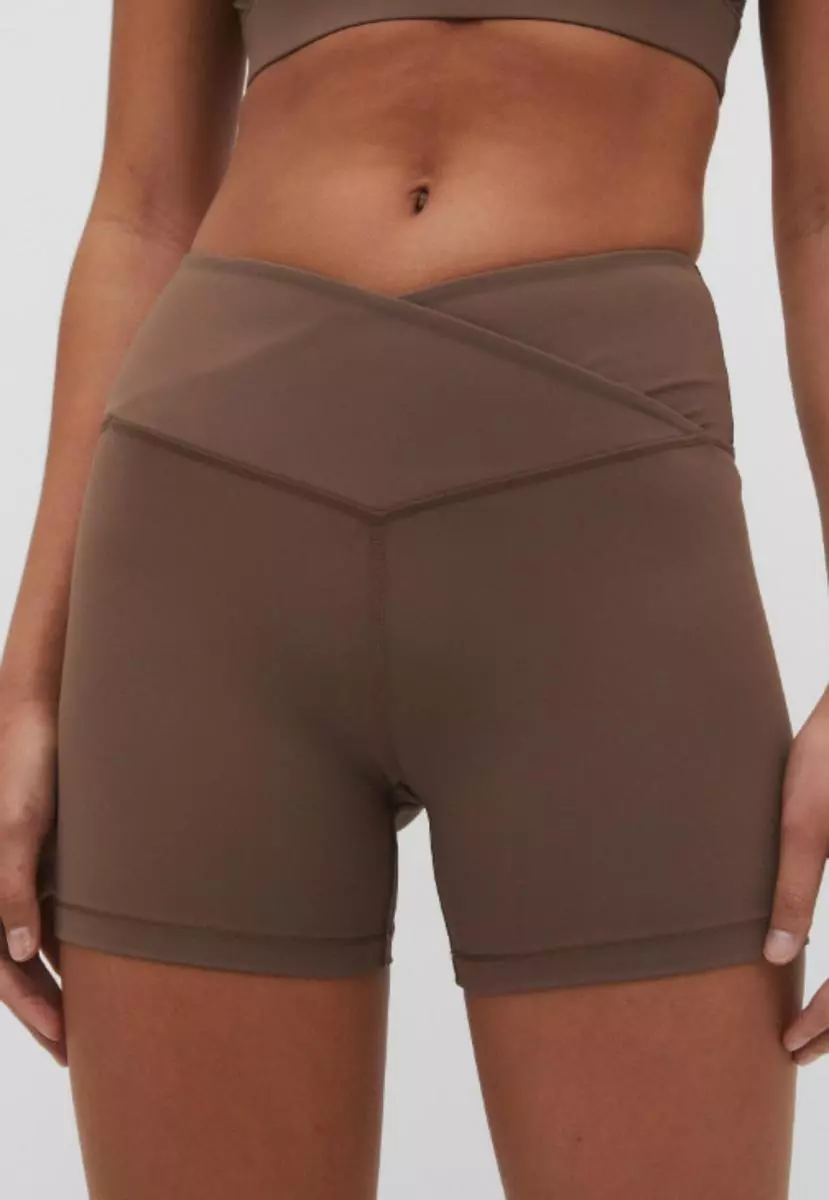 ¡Stradivarius te da la oportunidad que estabas esperando! Los imperdibles chollazos de por menos de 10 euros 8 Moncloa Hot pants de cintura cruzada: estilo y comodidad en uno por menos de 10 euros