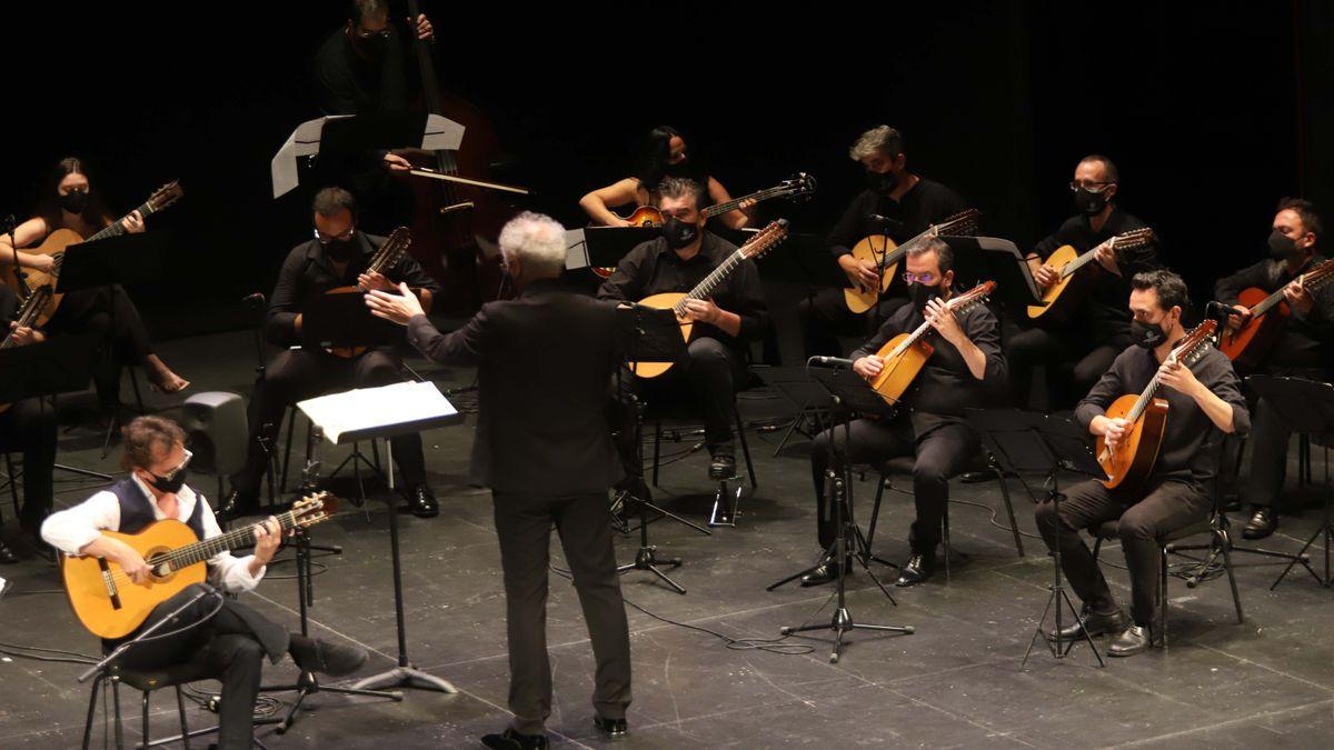 Paco Serrano y la Orquesta de Plectro.