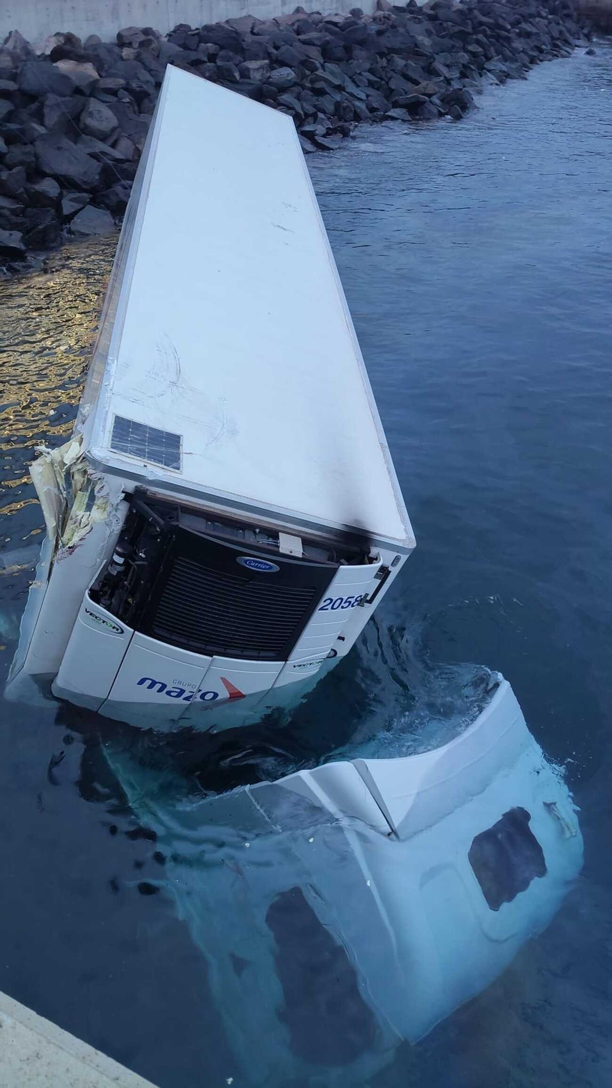 Un camión tráiler cae al mar en la terminal de Naviera Armas en el Puerto de Las Palmas