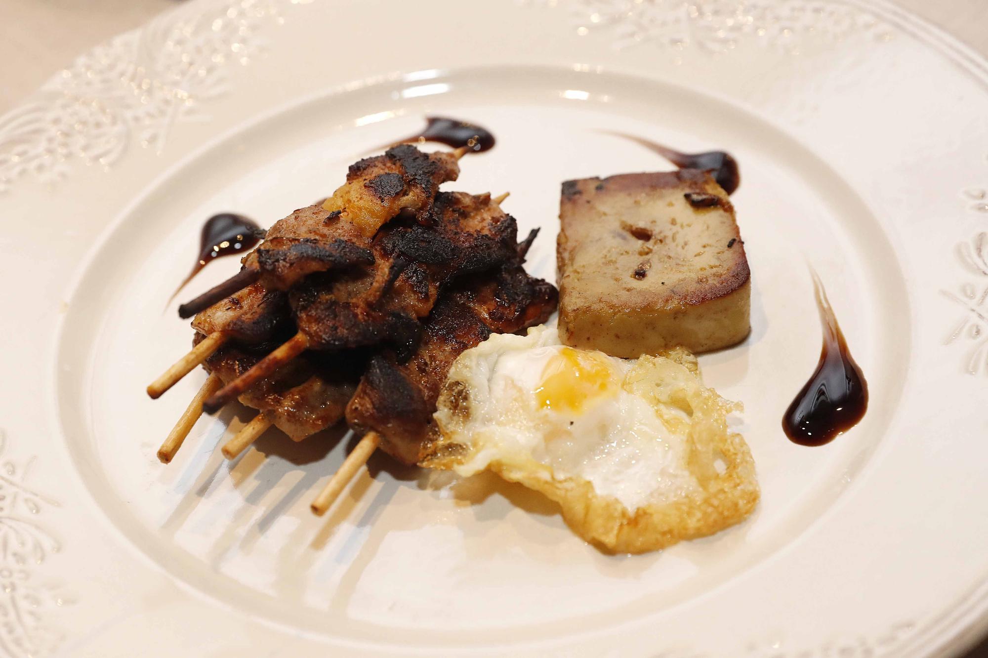 Brocheta de codorniz con su huevo y foie de pato.