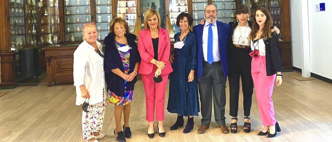 La alcaldesa de Redondela, Digna Rivas (tercera por la derecha), con los familiares de Alejandro Otero, ayer, en Granada. / FdV