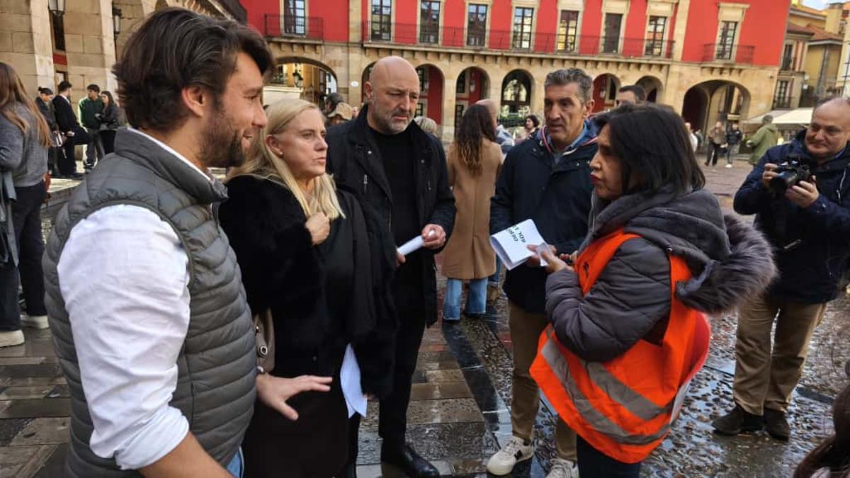 Por la izquierda, Andrés Ruiz, la también diputada autonómica del PP, Susana Fernández y los concejales de Gijón Guzmán Pendás y Jorge Pañeda, conversando con una afectada.