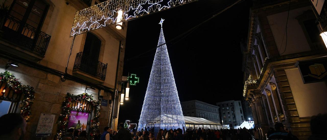 Luces de Navidad en las calles de Pontevedra que fueron inauguradas ayer
