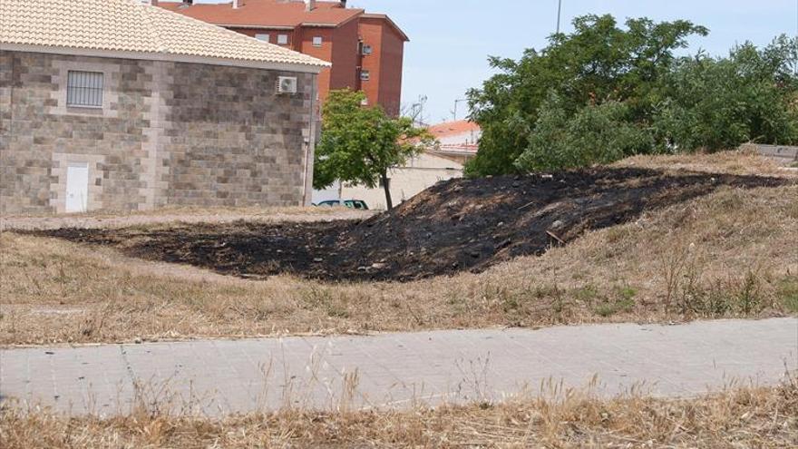 Prenden fuego a tres parcelas en menos de una hora