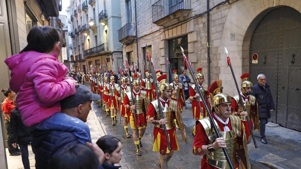 Una imatge dels Manaies durant el recorregut per entregar el penó, l'any passat.