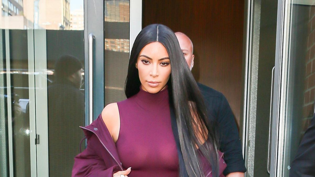 Kim Kardashian con look berenjena en NY