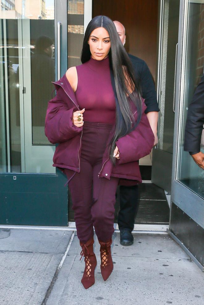 Kim Kardashian con look berenjena en NY
