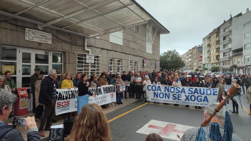Participantes en la protesta de ayer ante la Casa do Mar.