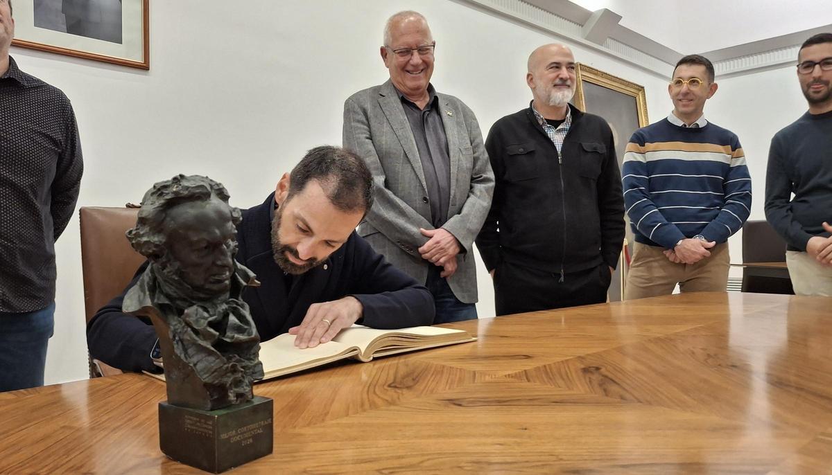 Carlo d'Ursi firma en el libro de honor del Ayuntamiento de Dénia