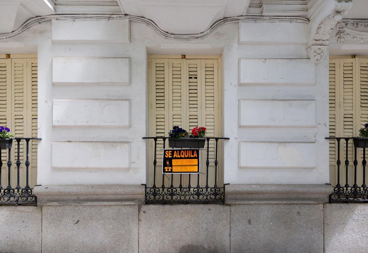 Un cartel de 'Se alquila' en una vivienda de Madrid.