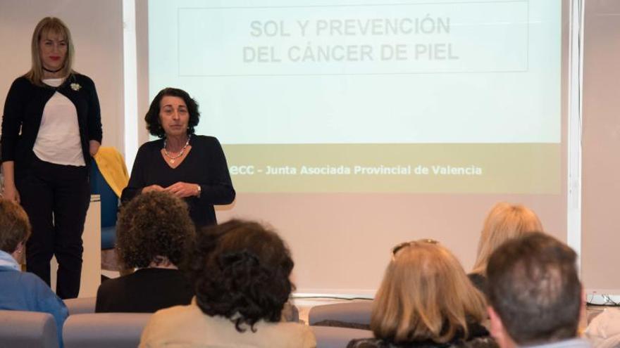 Conferencia sobre el cáncer en Torrent.