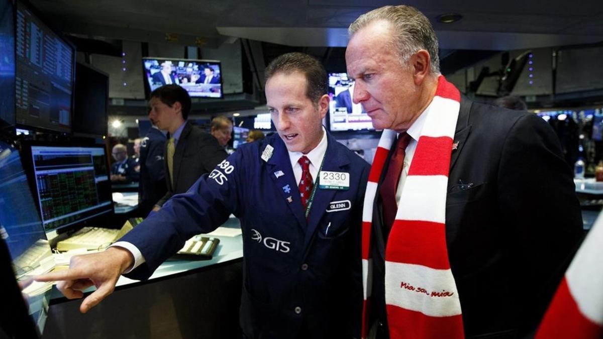 Karl-Heinz Rummenigge, junto a un agente de Bolsa en la visita del Bayern a Wall Street.