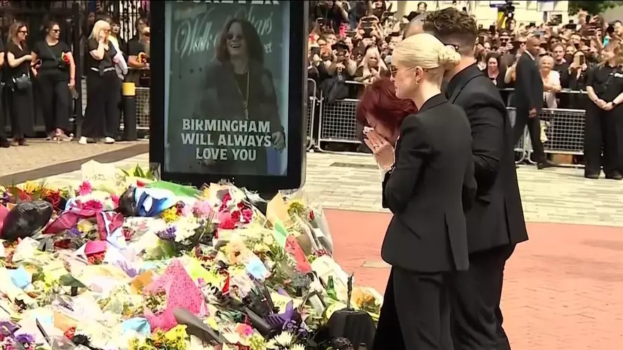 La conmovedora llegada de la viuda de Ozzy Osbourne al homenaje del legendario cantante en Birmingham