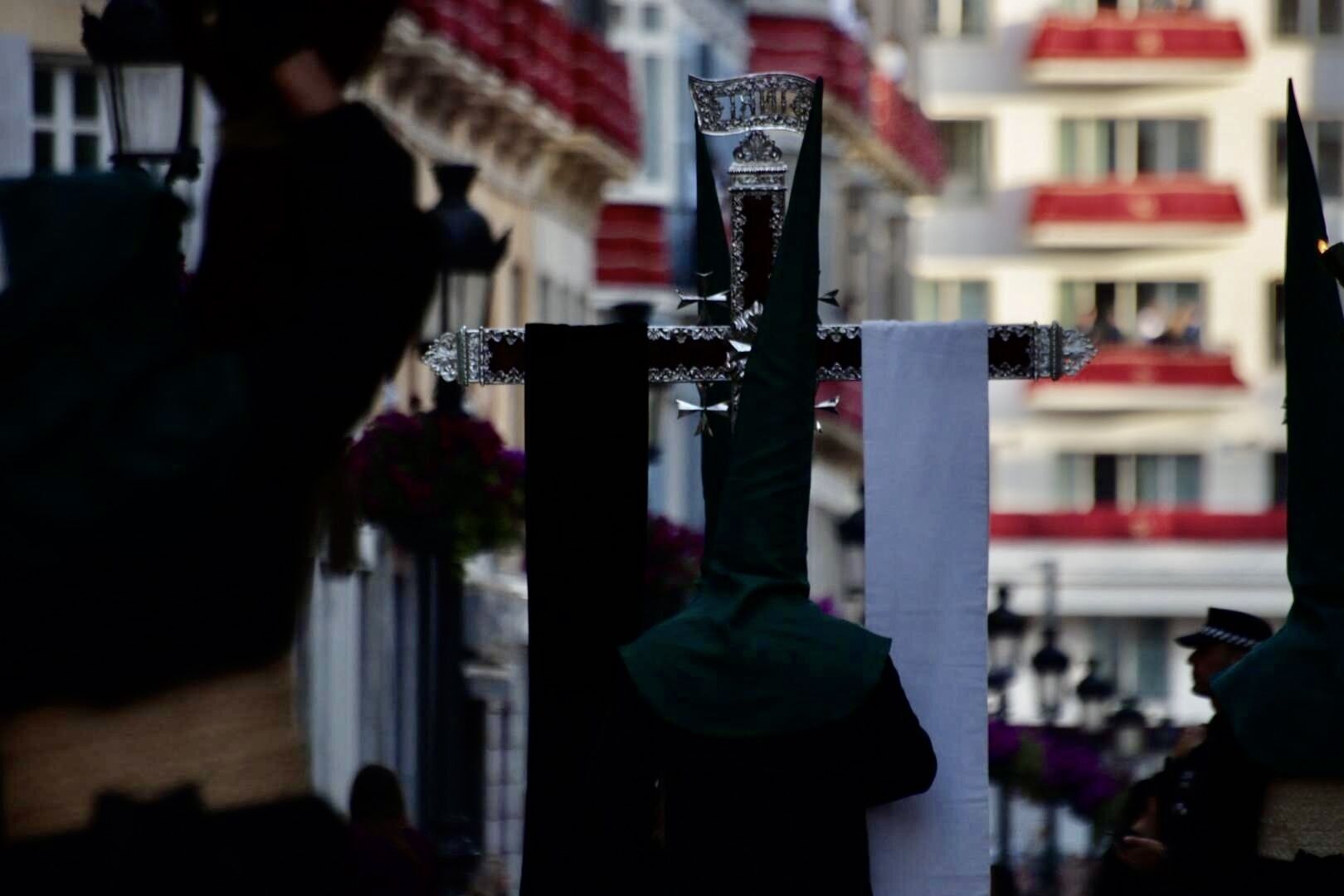 Salida de la procesión de la Vera+Cruz, de las Reales Cofradías Fusionadas, el Jueves Santo de 2025