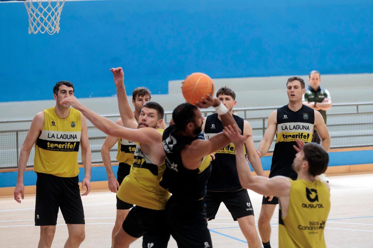 Varios jugadores del CB Canarias, durante el entrenamiento llevado a cabo este miércoles en Badalona.