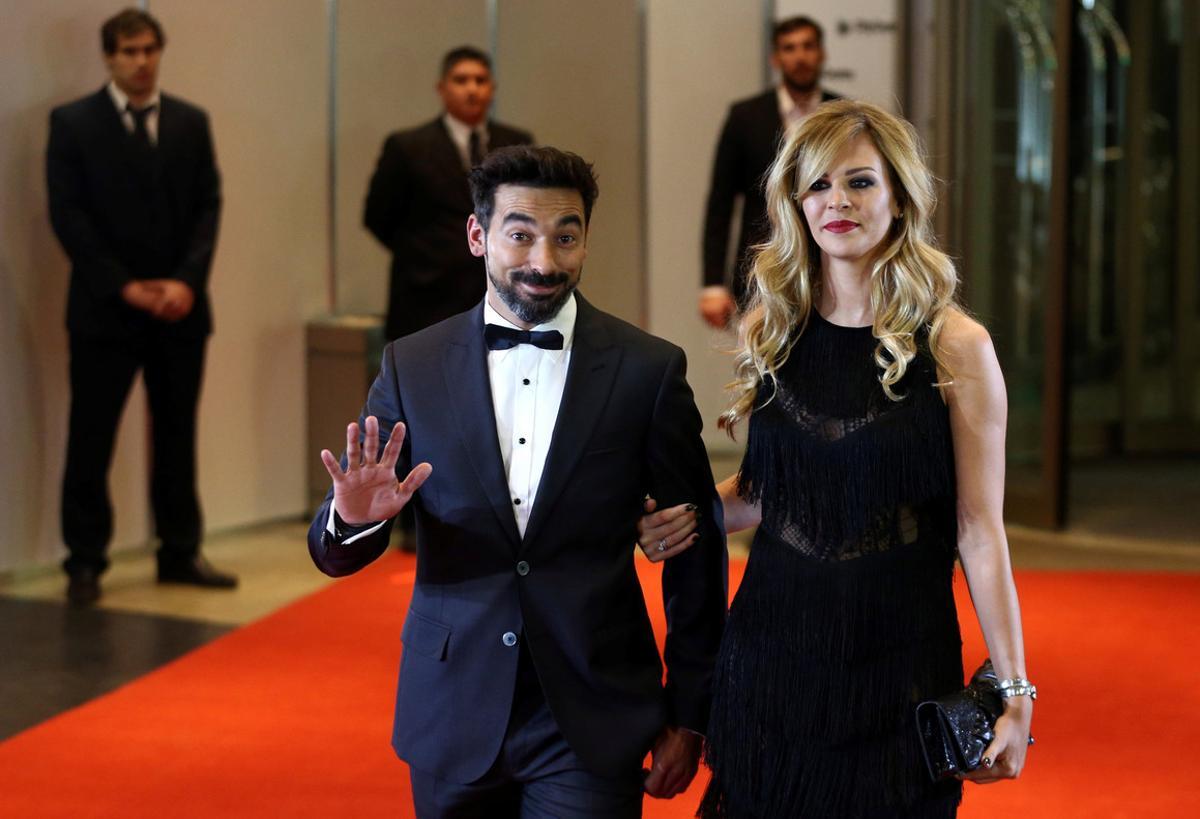 El jugador argentino Ezequiel Lavezzi y Yanina Screpante, al llegar a la boda de Messi y Antonella.