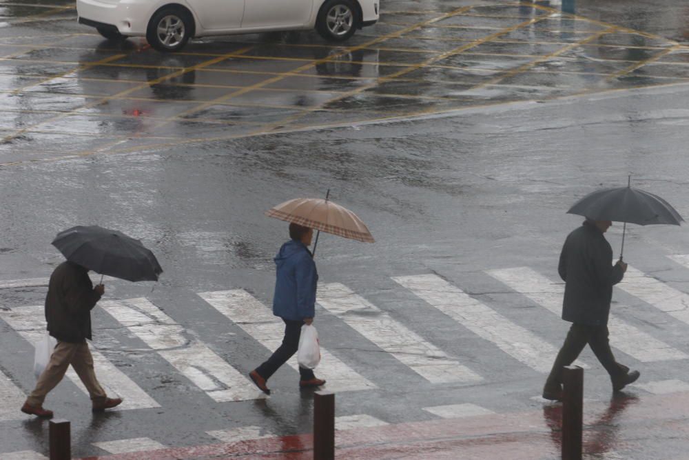 La borrasca Emma se sigue dejando sentir en Málaga durante la jornada del viernes. La alerta por fuertes precipitaciones sigue activa hasta las seis de la tarde.