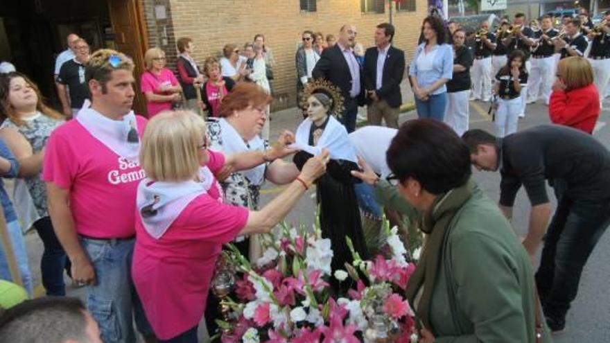 Arreglo de la imagen antes de la procesión.