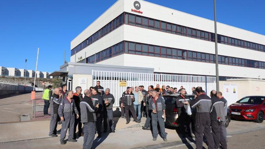 Protesta de trabajadores de Schindler a las puertas de la empresa en enero de 2020, al poco de conocerse el cierre. | ÁNGEL DE CASTRO