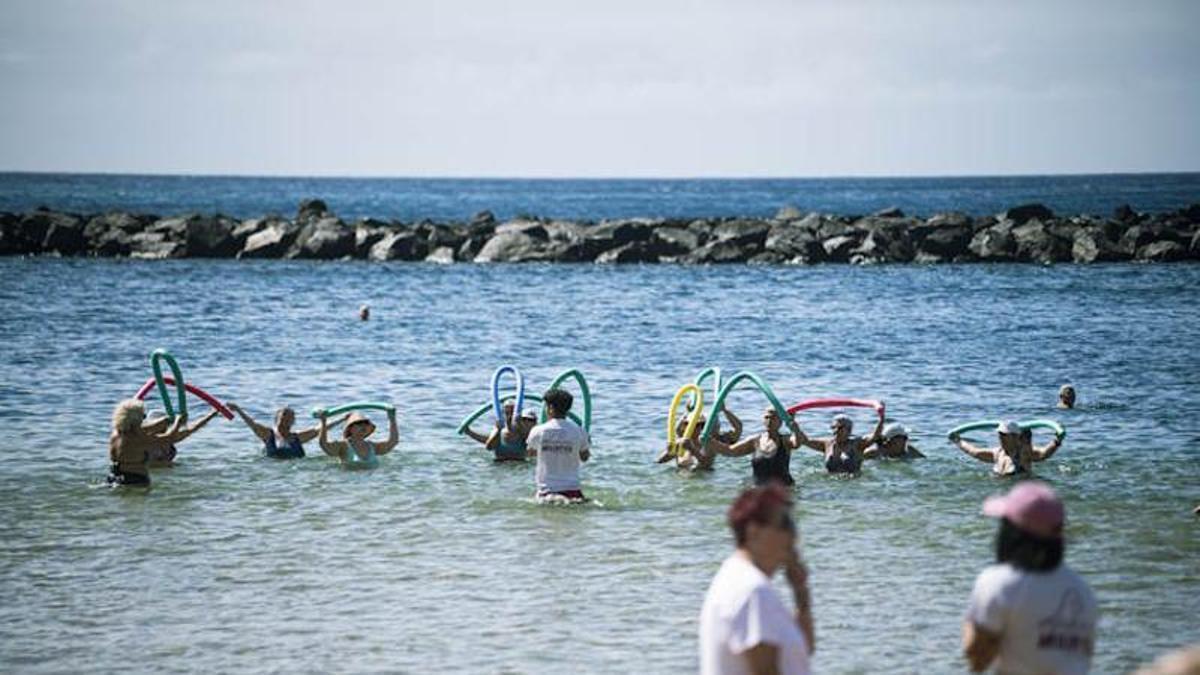 Una de las actividades del programa ‘Mujeres a la playa’ en la playa de Las Teresitas