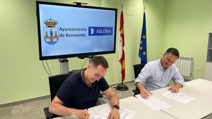 Firma del convenio formalizado entre el Ayuntamiento de Benavente y Aquona. / E. P.