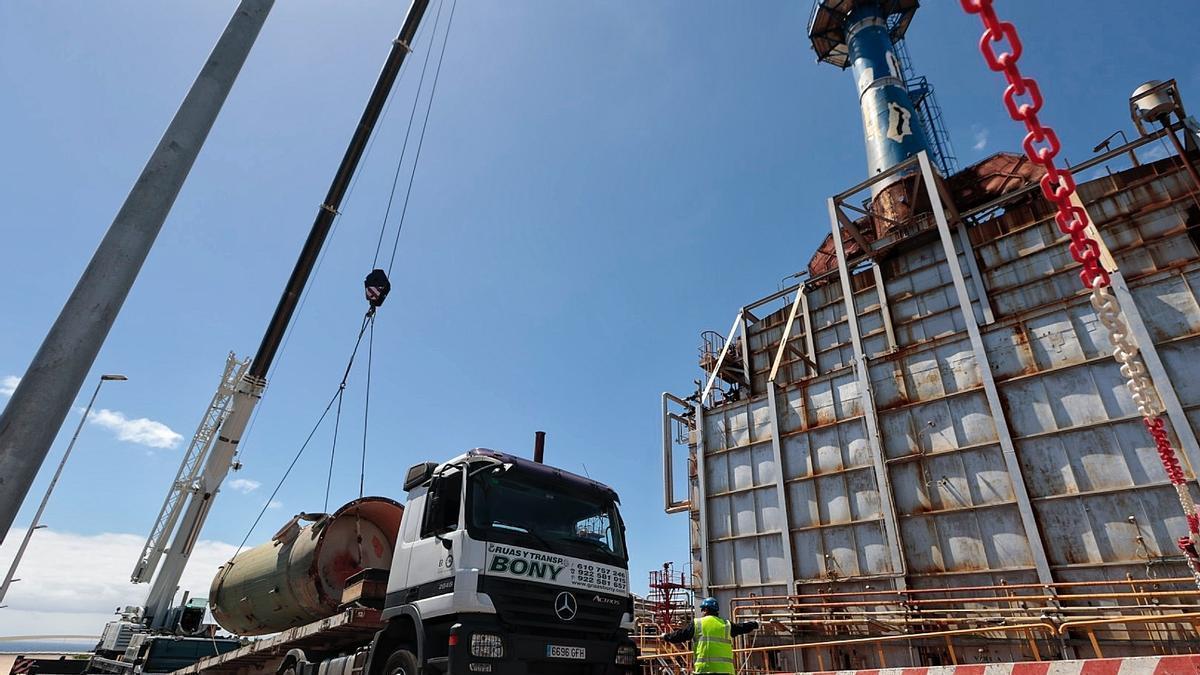 Trabajos de desmantelamiento de la Refinería de Santa Cruz de Tenerife.