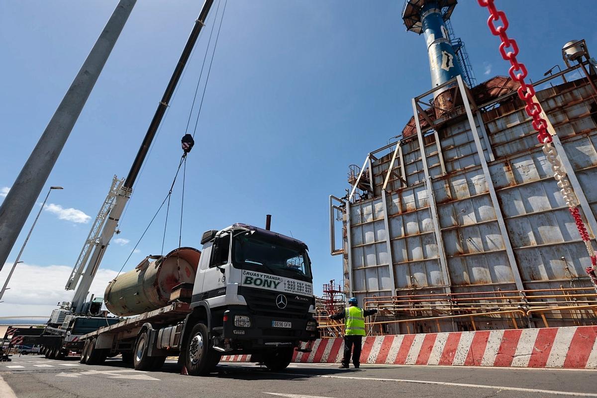Inicio de los trabajos de desmantelamiento de la Refinería de Santa Cruz de Tenerife.