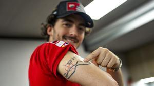 Pecco Bagnaia muestra el circuito de Assen, taturado en su brazo derecho.
