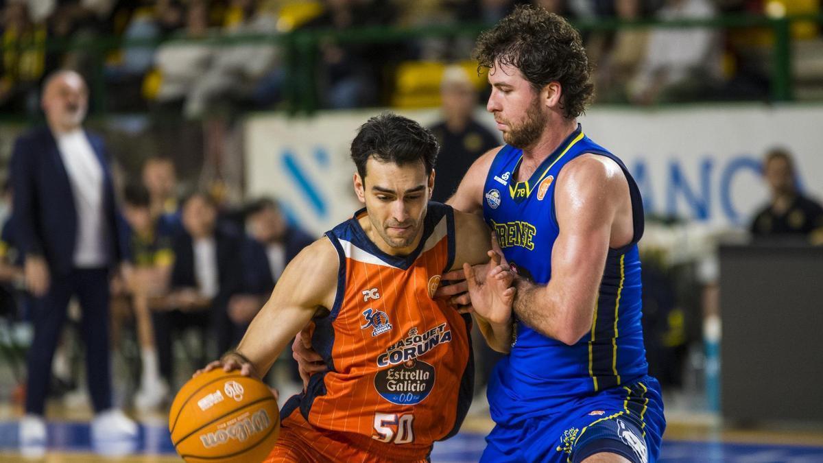 Jacobo Díaz trata de zafarse de la defensa de Sean McDonnell en el COB-Leyma.