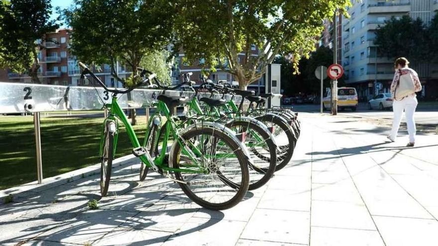 Las bicicletas del servicio municipal aparcadas ayer en la bancada del Campus Viriato.