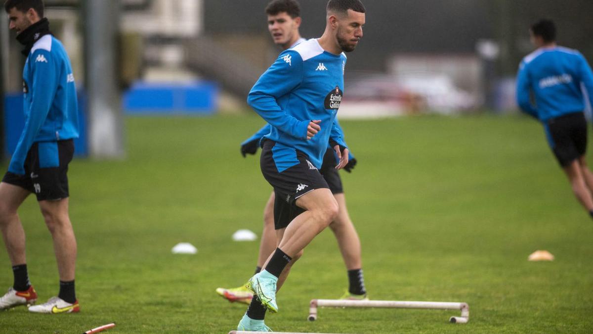 Álvaro Rey, durante un entrenamiento en Abegondo. |  // CASTELEIRO / ROLLER AGENCIA