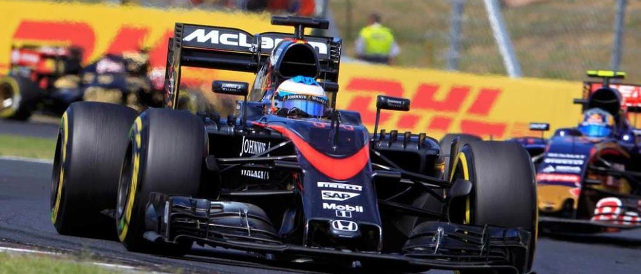 Fernando Alonso, rodando en Hungaroring por delante de Carlos Sainz (derecha) y con Grosjean al fondo.