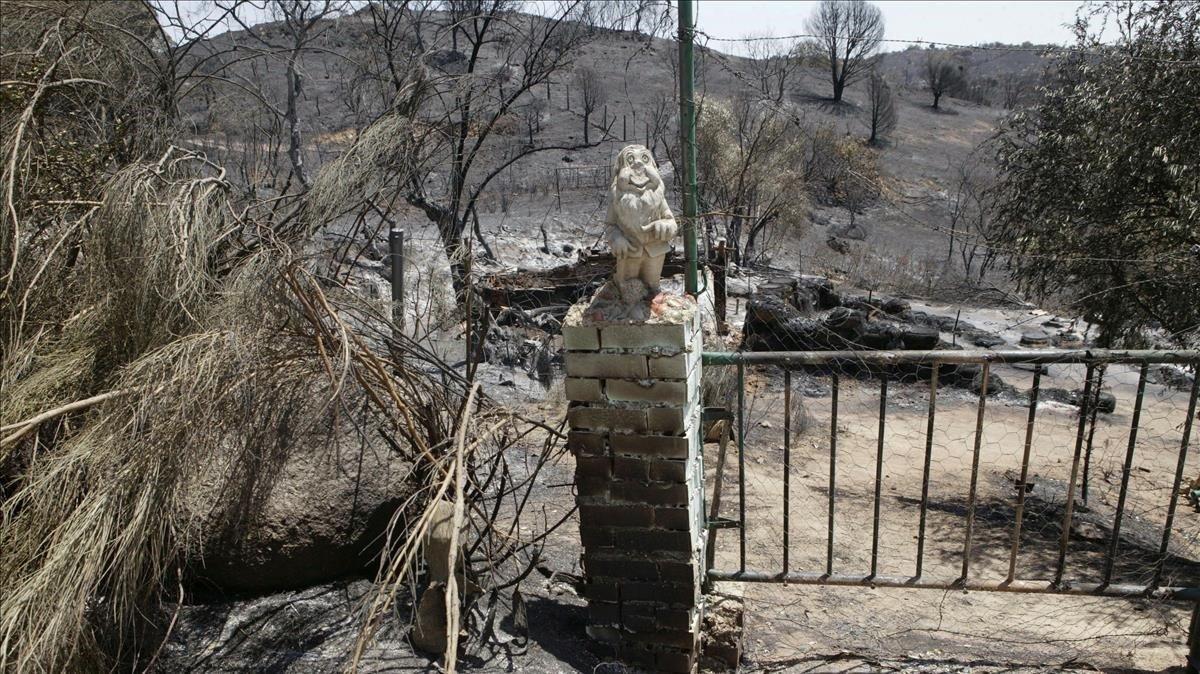 Zona quemada por el incendio que desde el pasado viernes afecta a la zona toledana de Almorox y a las localidades madrilenas de Cadalso de los Vidrios y Cenicientos.