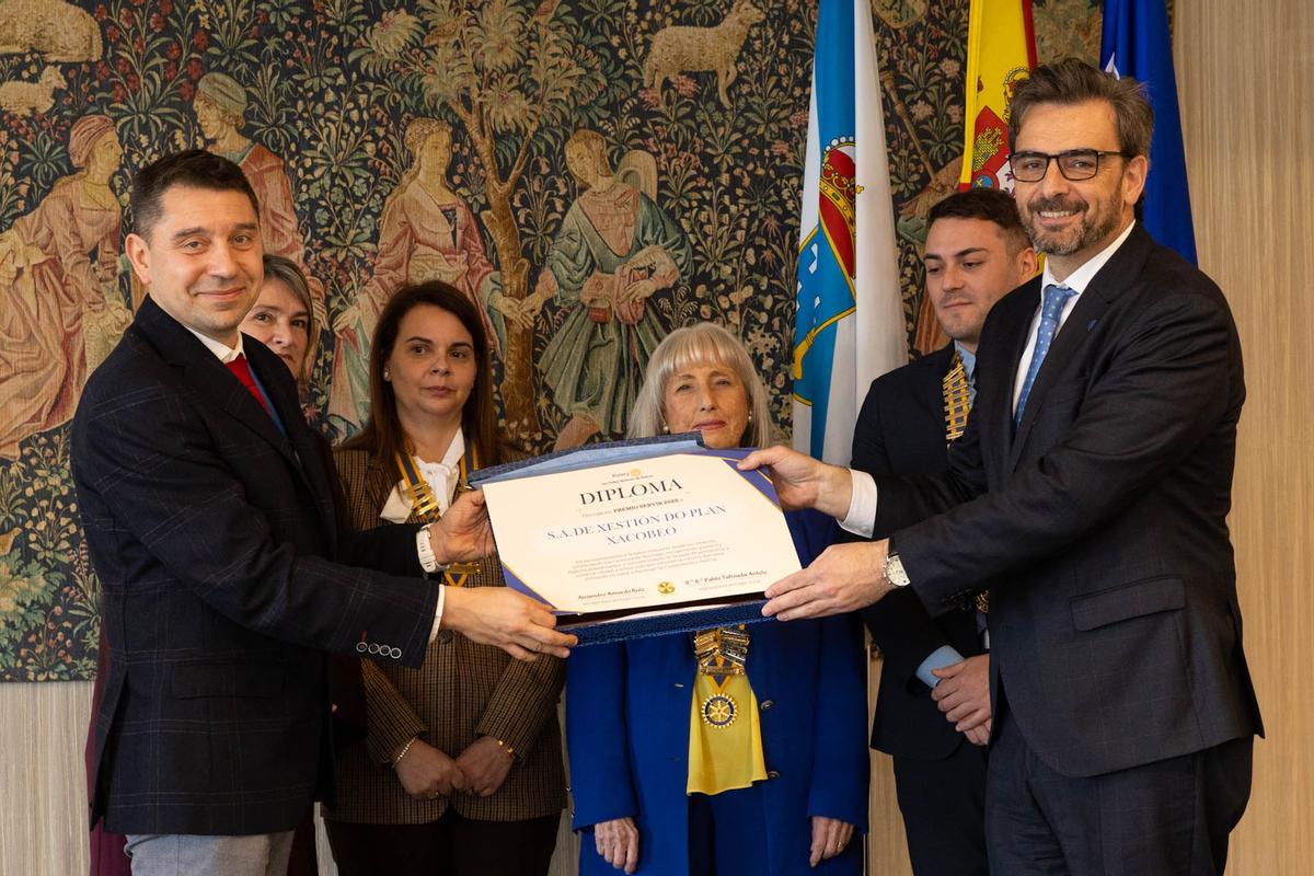 El conselleiro de Presidencia, Xustiza e Deportes de la Xunta de Galicia, Diego Calvo, recoge el Premio Servir de los clubes rotario de Galicia otorgado a la Sociedad Anónima del Plan Xacobeo, esta semana, en Santiago.