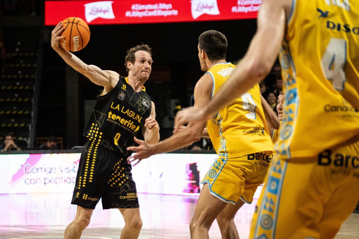 Huertas da un pase nate Brussino en el derbi de hace unos meses.