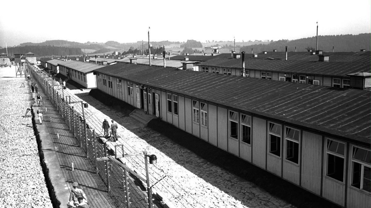 Alambrada y barracones del campo de concentración de Mauthausen.