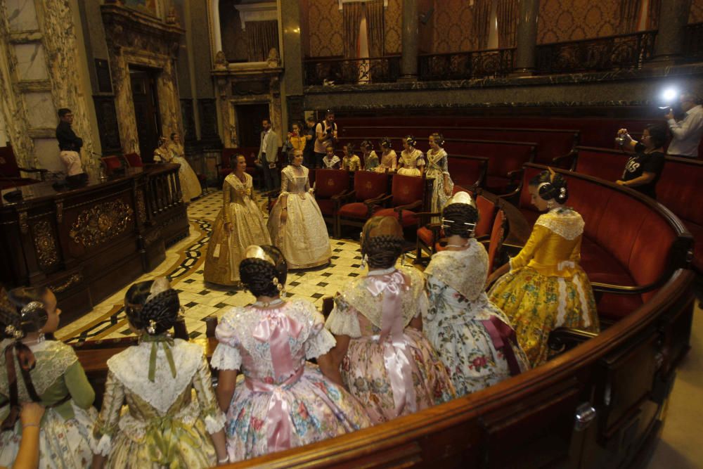 Las cortes de honor ensayan la proclamación de las falleras mayores