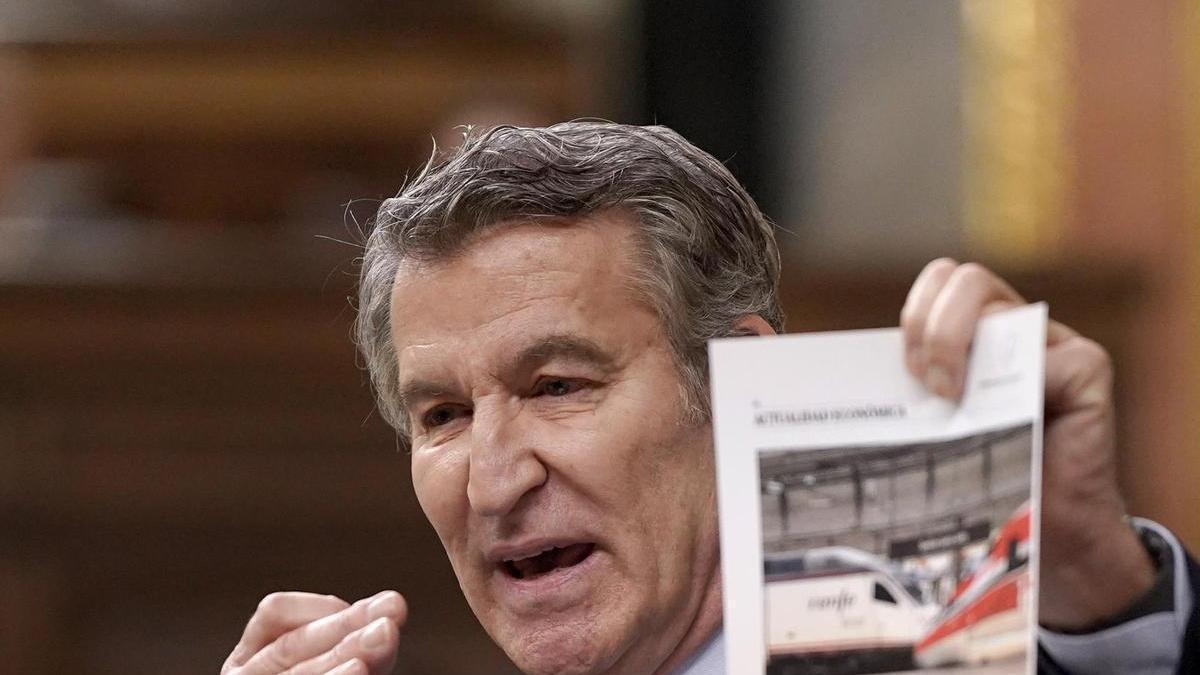 Feijóo: "Al que debe controlar las redes es a su ministro de Transportes y no al resto de los adultos españoles"