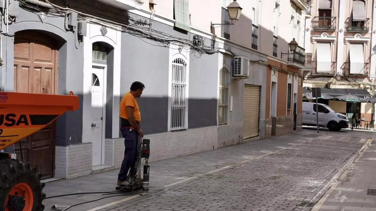 Vecinos de la calle Santo Domingo en Badajoz critican los nuevos bolardos: "Van a ser un estorbo"