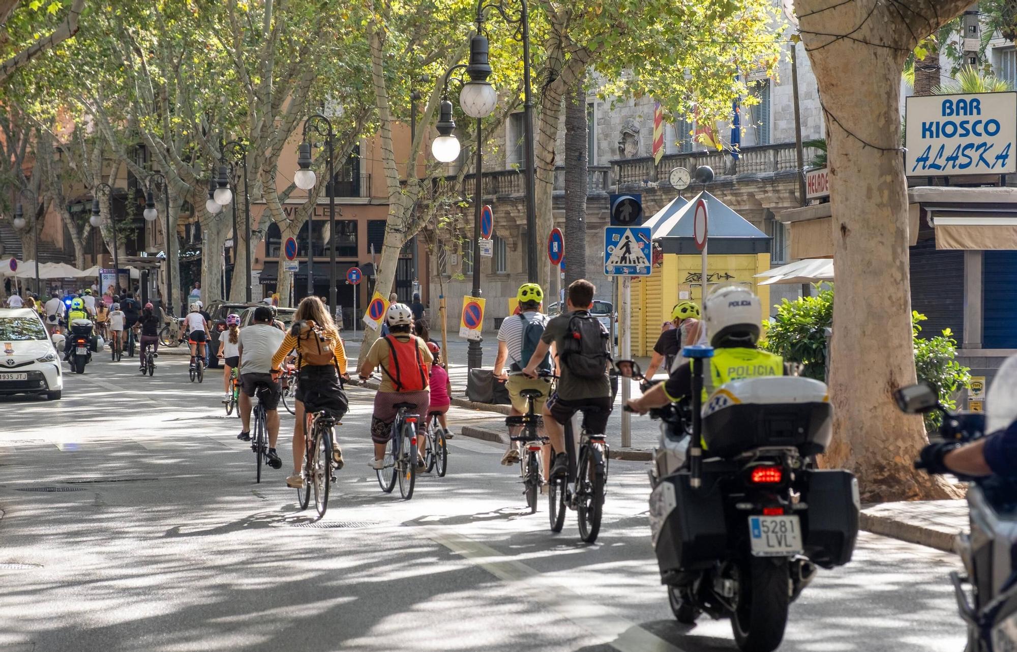 Un centenar de personas participan en la bicicletada de Palma