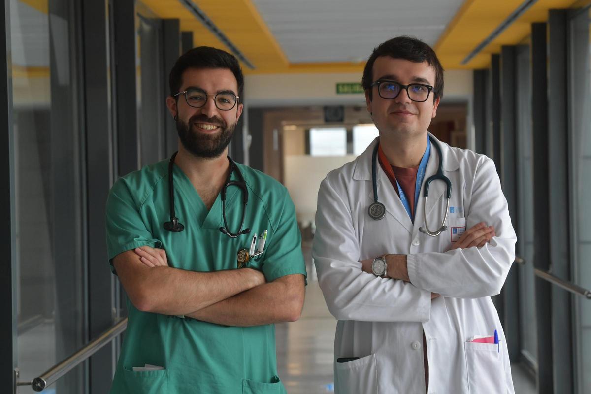 Miguel González y Pedro Areal, residentes de Cardiología y Oncología, en el Chuac.