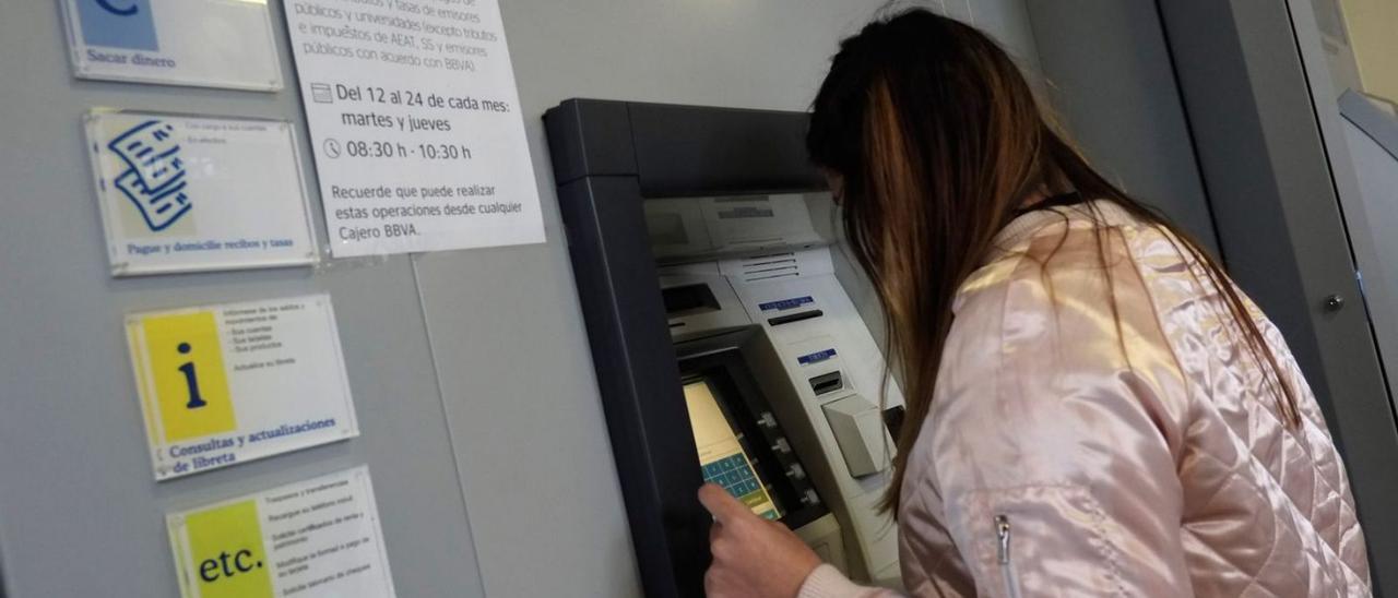 Una ciudadana realiza gestiones a través de un cajero automático de Zamora.