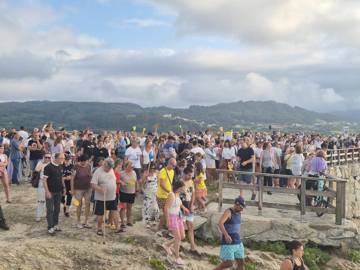 Participantes en la concentración vecinal que tuvo lugar en la laguna de Baldaio este viernes.