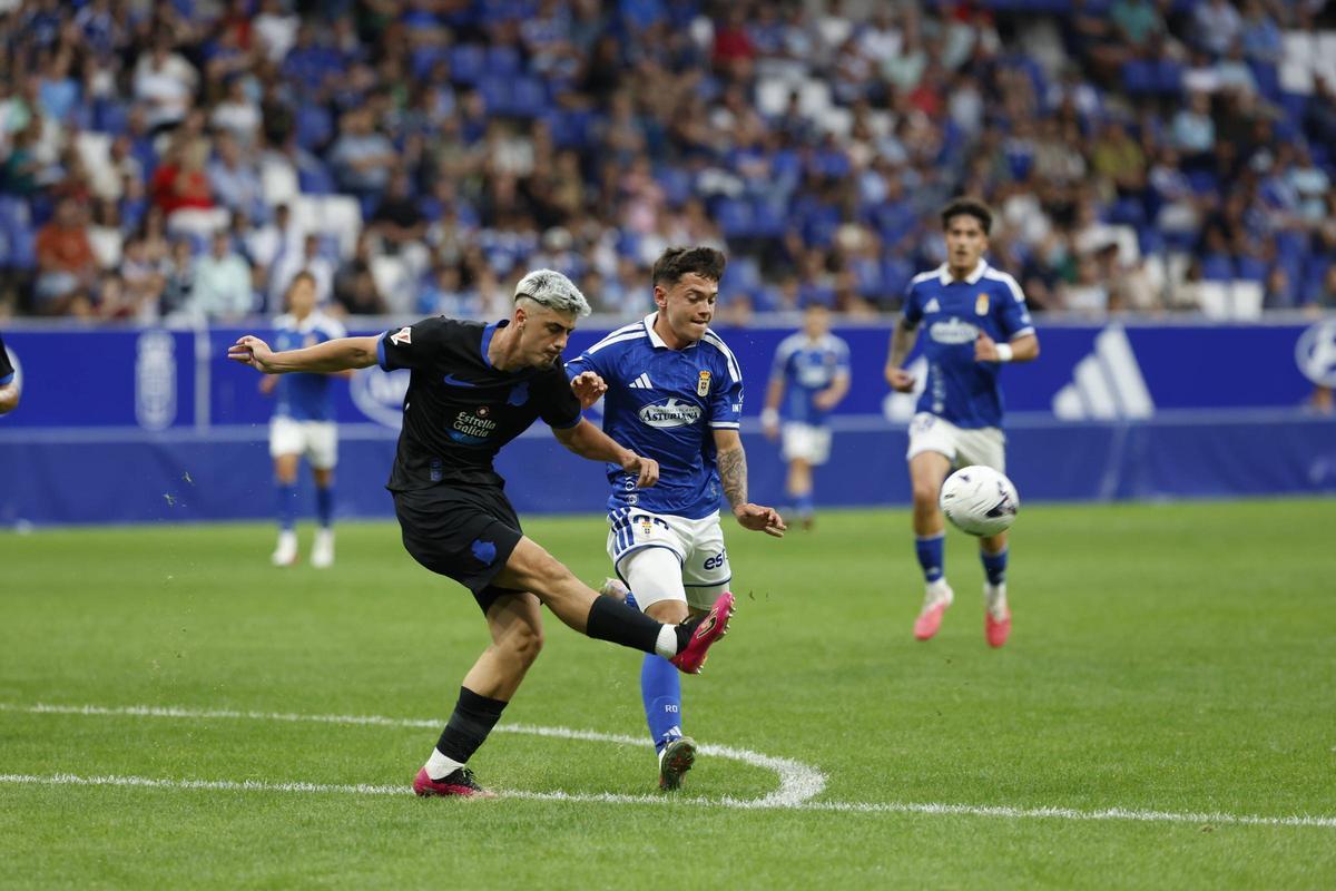 Quique Teijo despeja el balón ante un jugador del Real Oviedo en el amistoso del pasado sábado en el Carlos Tartiere.