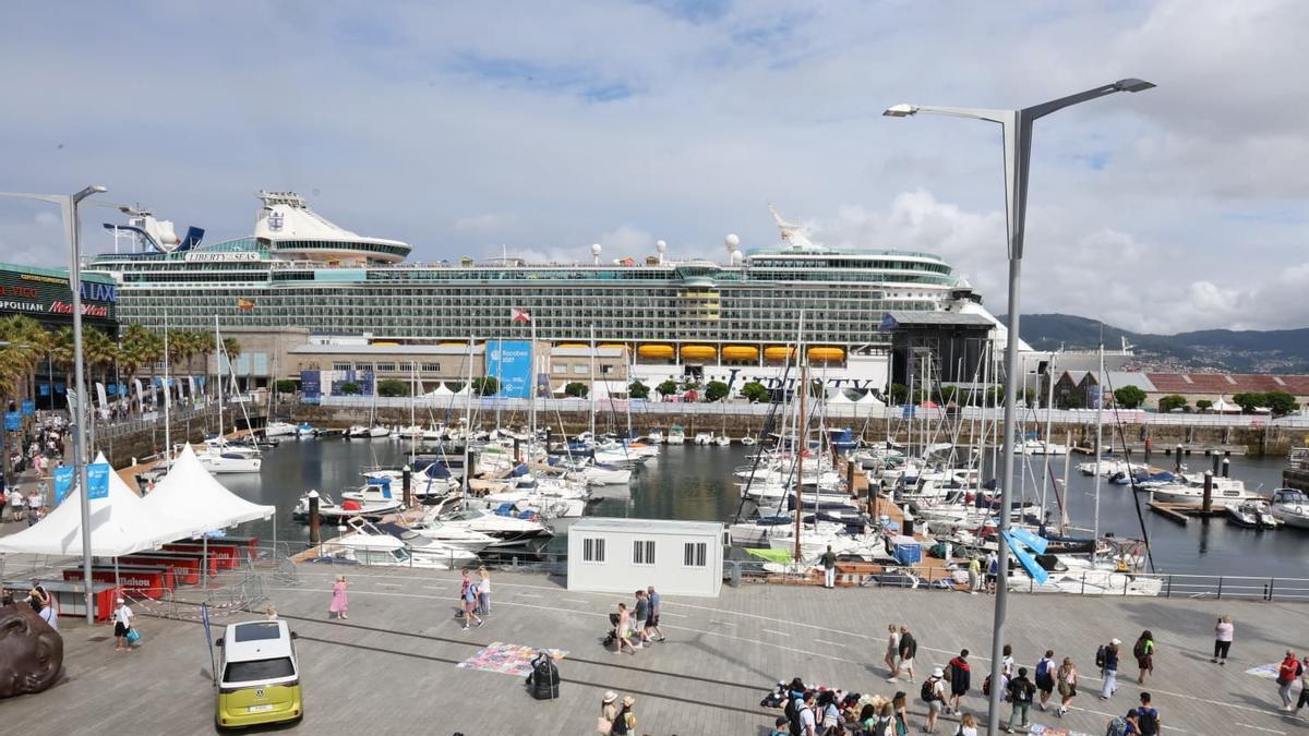 El «Liberty of the Seas», atracado este domingo en el puerto de Vigo.