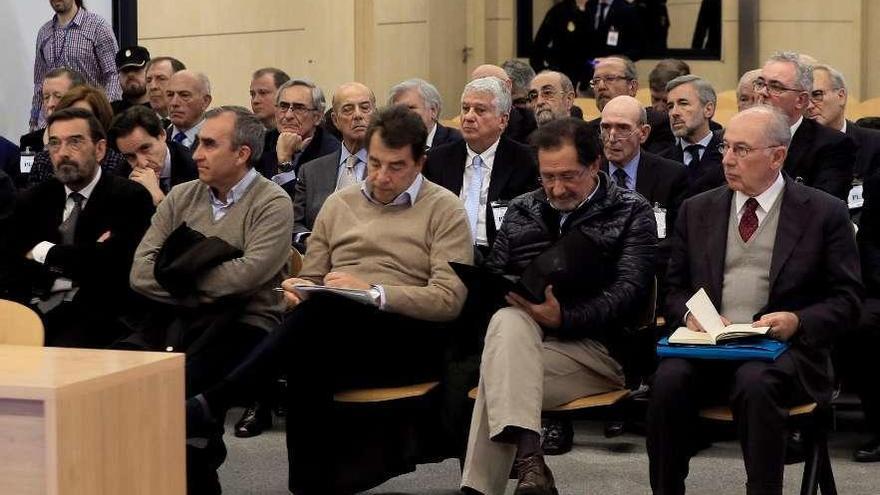 El banquillo de acusados de Bankia, con Rato, primero por la derecha en la primera fila, antes del inicio del juicio.