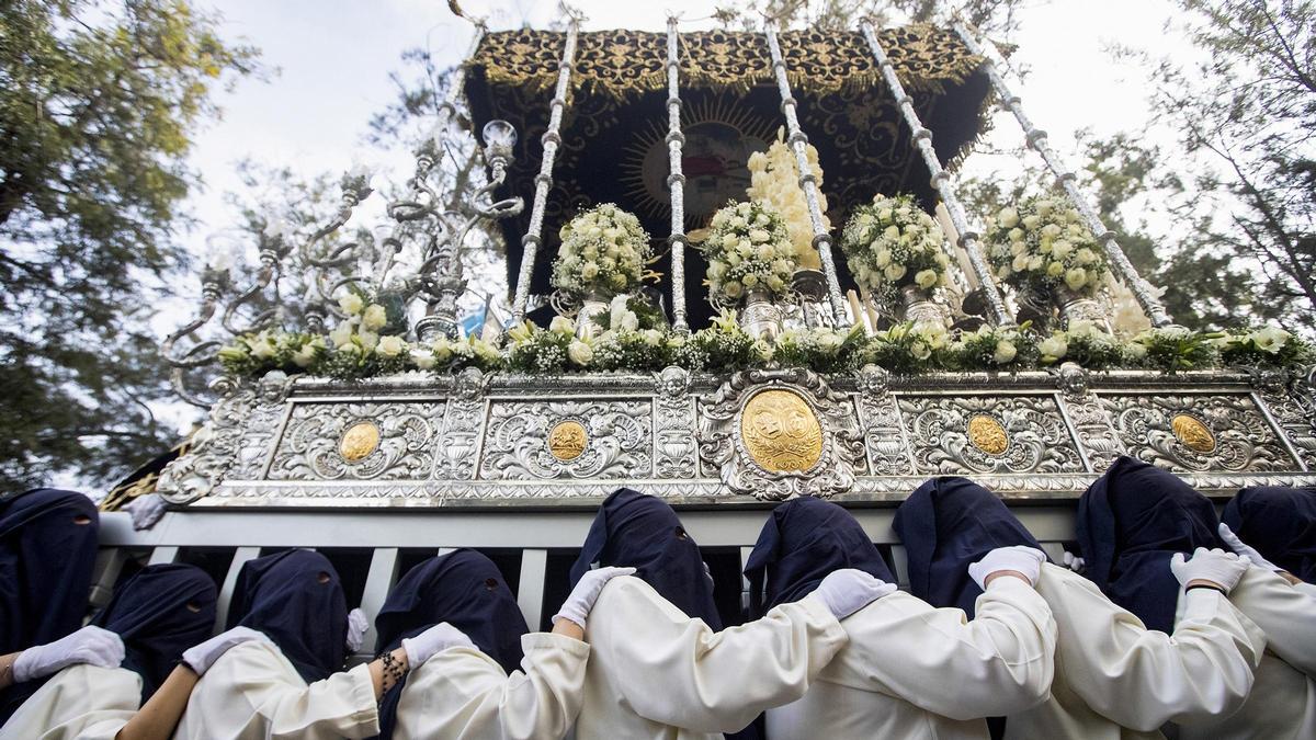 Miles de personas siguen la procesión de la Cofradía 15+1 de LHospitalet de Llobregat