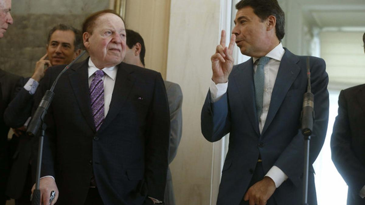 El presidente de la Comunidad de Madrid, Ignacio González (derecha), junto al magnate de Eurovegas, Sheldon Adelson, el pasado octubre en Madrid.